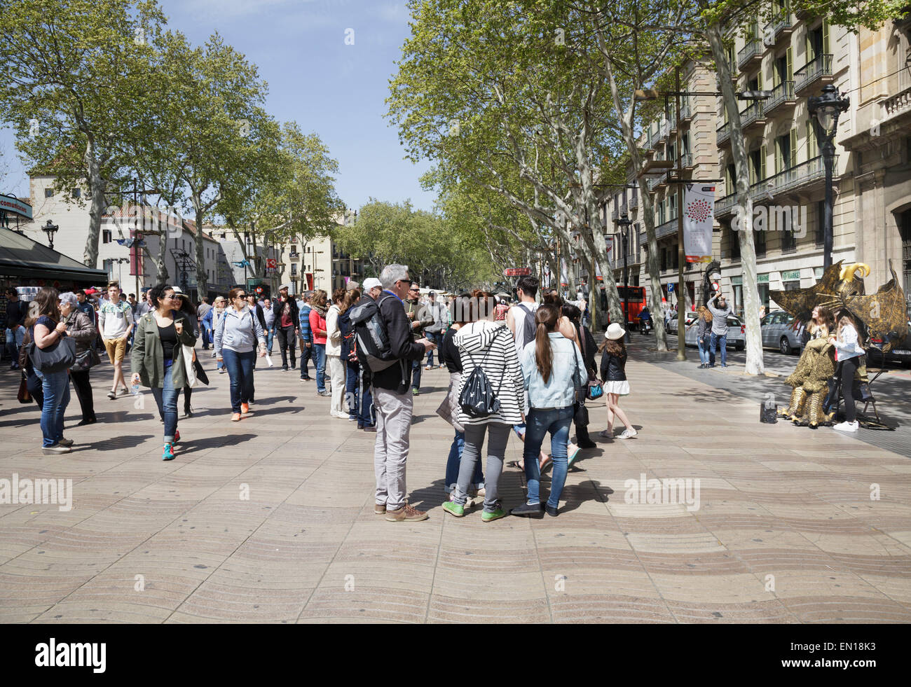 Balades et foules regardant une statue vivante sur La Rambla, Barcelone, Catalogne, Espagne Banque D'Images