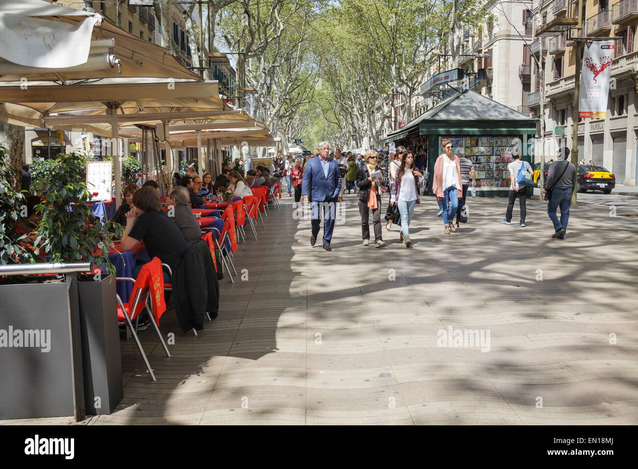 Personnes à pied et boire à cafés sur la Rambla, Barcelone, Catalogne, Espagne Banque D'Images