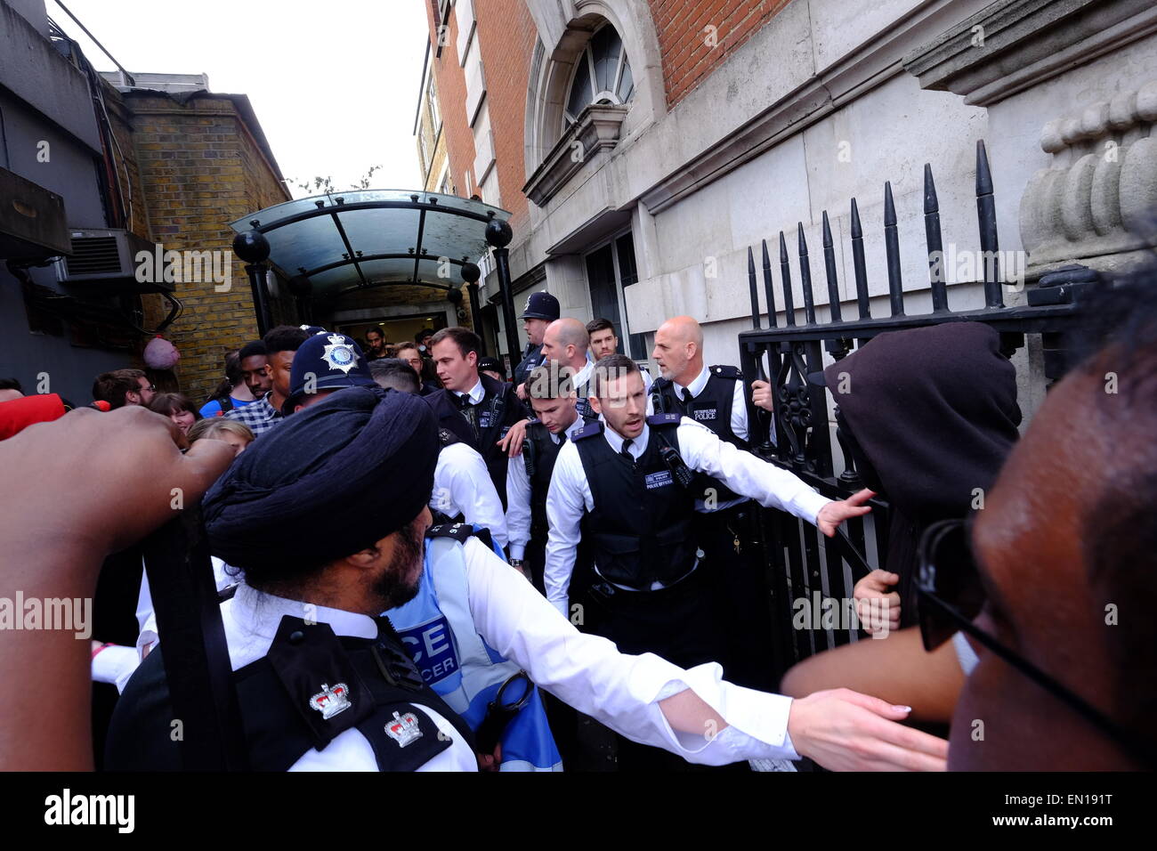 Londres, Royaume-Uni. Apr 25, 2015. Une marche contre l'embourgeoisement à Brixton ont tourné à la violence avec les manifestants d'assaut l'hôtel de ville et puis la fenêtre de Smashing Foxtons Estate agents. La grande quantité d'expulsions de logement social dans les zones locales a causé beaucoup de ressentiment. Megawhat Crédit : Rachel/Alamy Live News Banque D'Images
