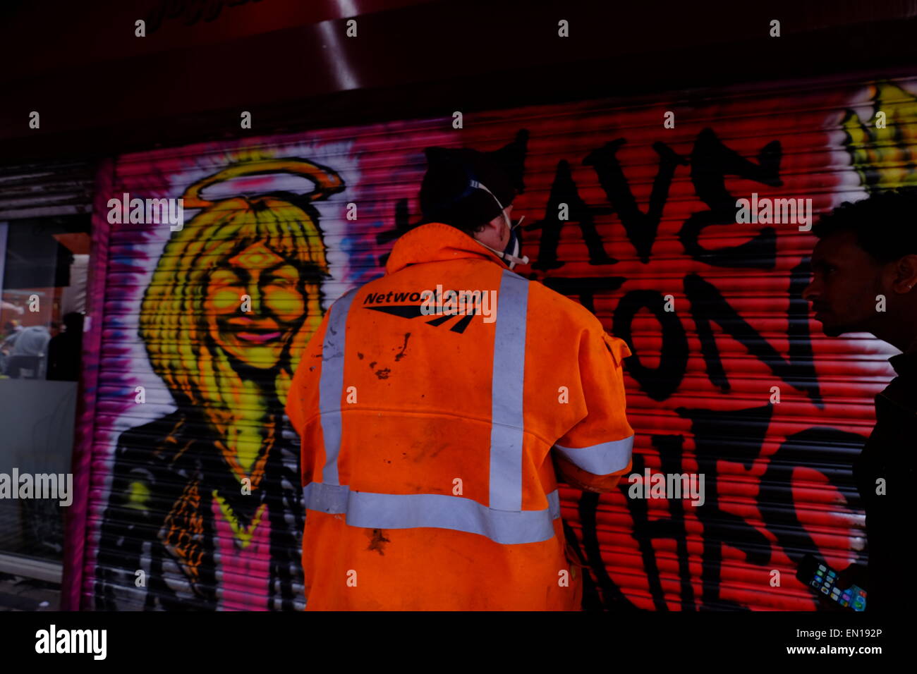 Londres, Royaume-Uni. Apr 25, 2015. Une marche contre l'embourgeoisement à Brixton ont tourné à la violence avec les manifestants d'assaut l'hôtel de ville et puis la fenêtre de Smashing Foxtons Estate agents. La grande quantité d'expulsions de logement social dans les zones locales a causé beaucoup de ressentiment. Megawhat Crédit : Rachel/Alamy Live News Banque D'Images