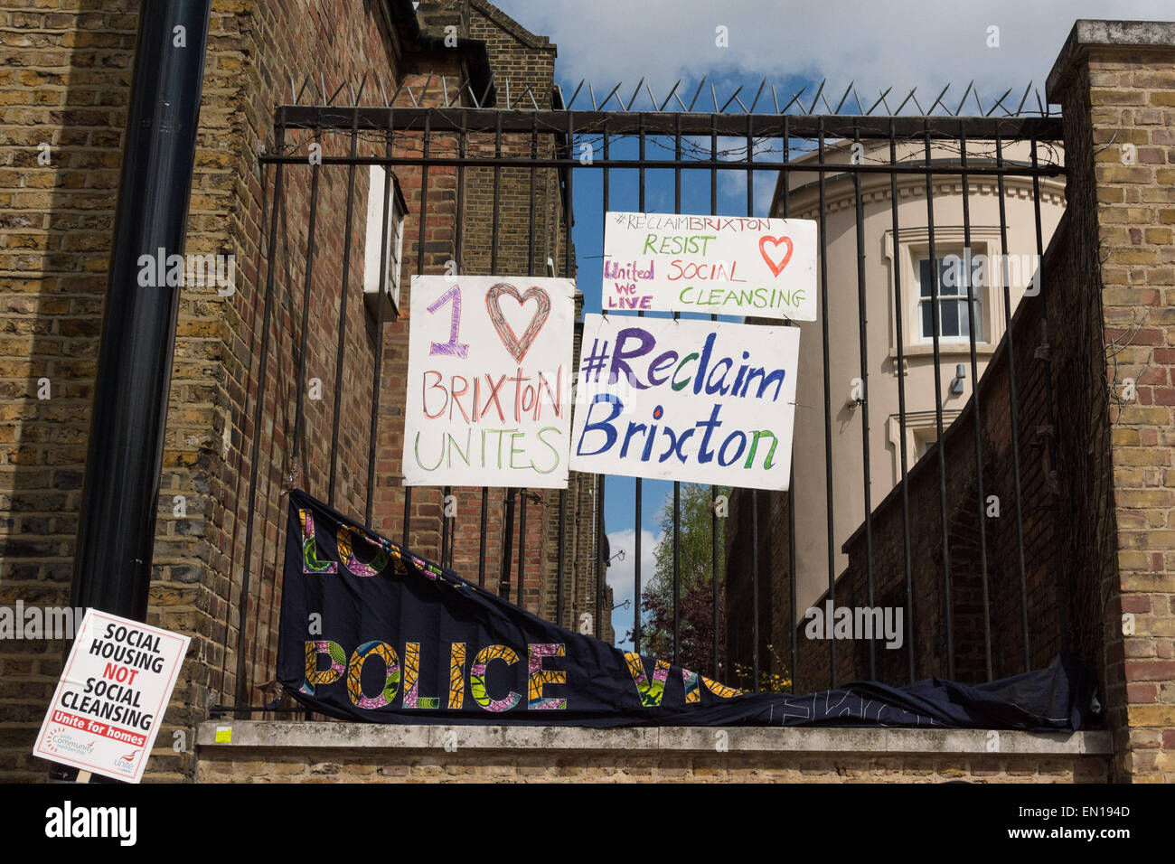 Brixton, Londres, 25 avril 2015 affiches sont attachés à rampes Windrush Square comme anti-gentrification manifestants mars à Brixton à Londres. Credit : Patricia Phillips/Alamy Live News Banque D'Images