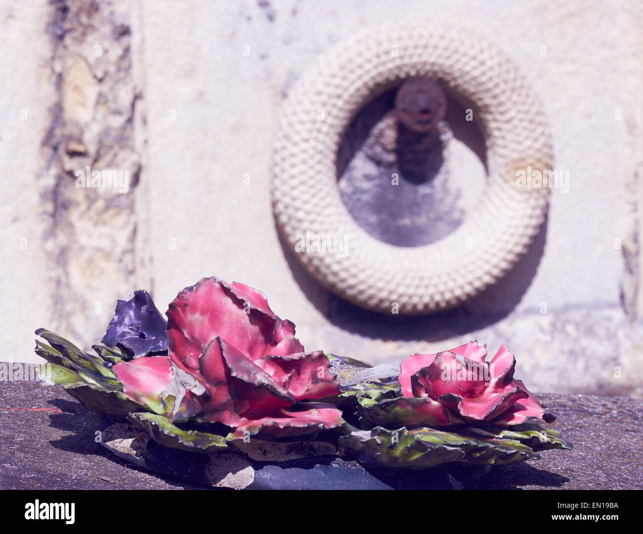 L'accent sur métal fleurs colorées sur une tombe au cimetière du Père Lachaise Paris France Europe Banque D'Images