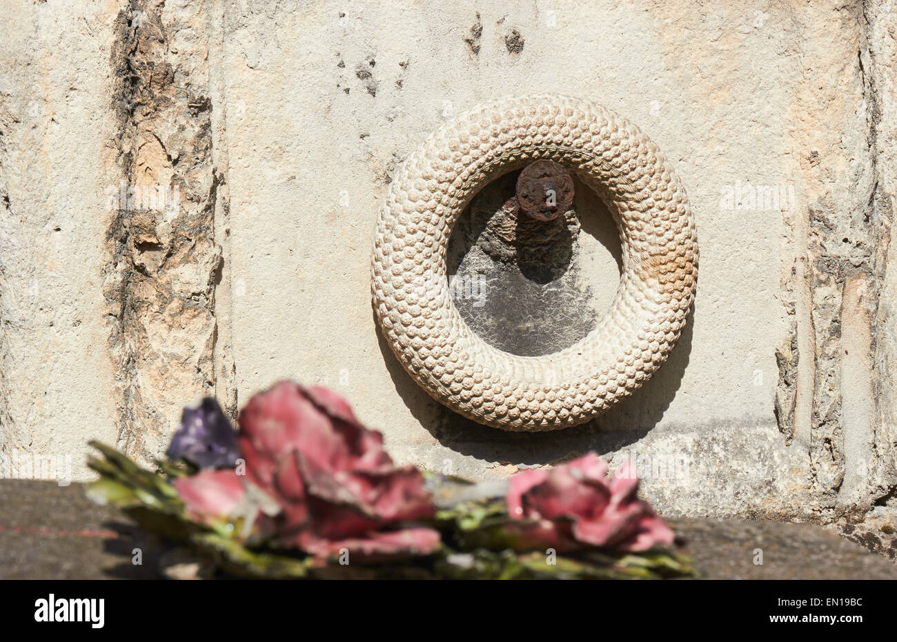 Se concentrer sur une couronne de pierres sur une tombe dans le cimetière du Père Lachaise Paris France Europe Banque D'Images