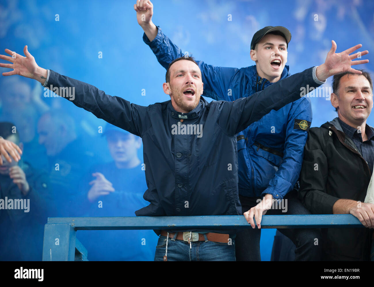 Leeds United football fans célébrer après leur équipe prendre la tête contre Sheffield mercredi dans un match de la Ligue de football Banque D'Images