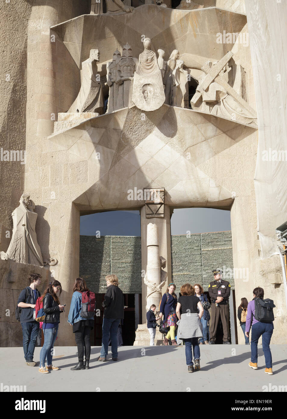 Les gens qui entrent dans la Sagrada Familia, Barcelone, Catalogne, Espagne Banque D'Images