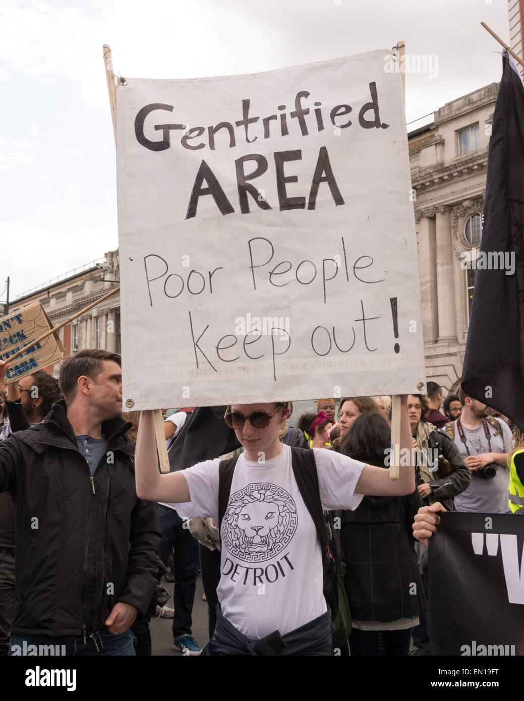 Brixton, Londres, 25 avril 2015 les manifestants anti-gentrification mars à Brixton à Londres. Credit : Patricia Phillips/Alamy Live News Banque D'Images