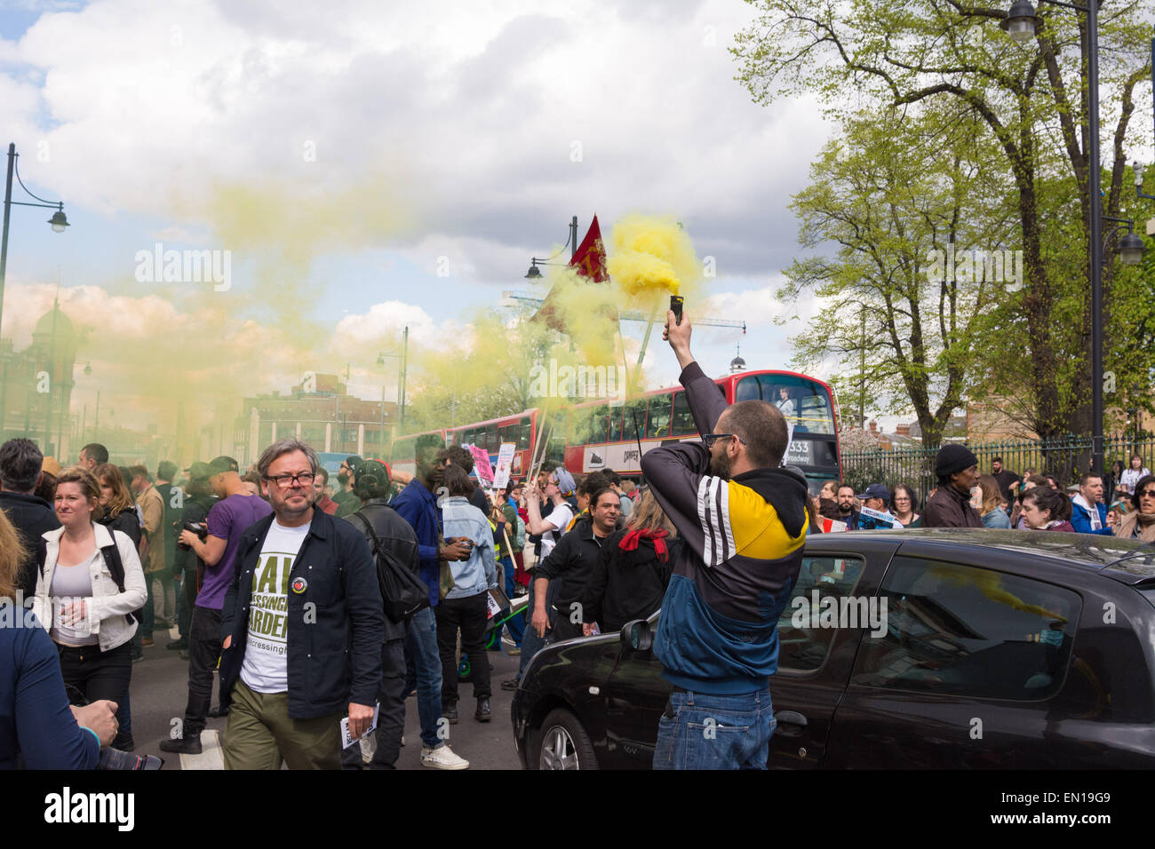 Brixton, Londres, 25 avril 2015 un manifestant allume une fusée de détresse que les protestataires anti-gentrification mars à Brixton à Londres. Credit : Patricia Phillips/Alamy Live News Banque D'Images