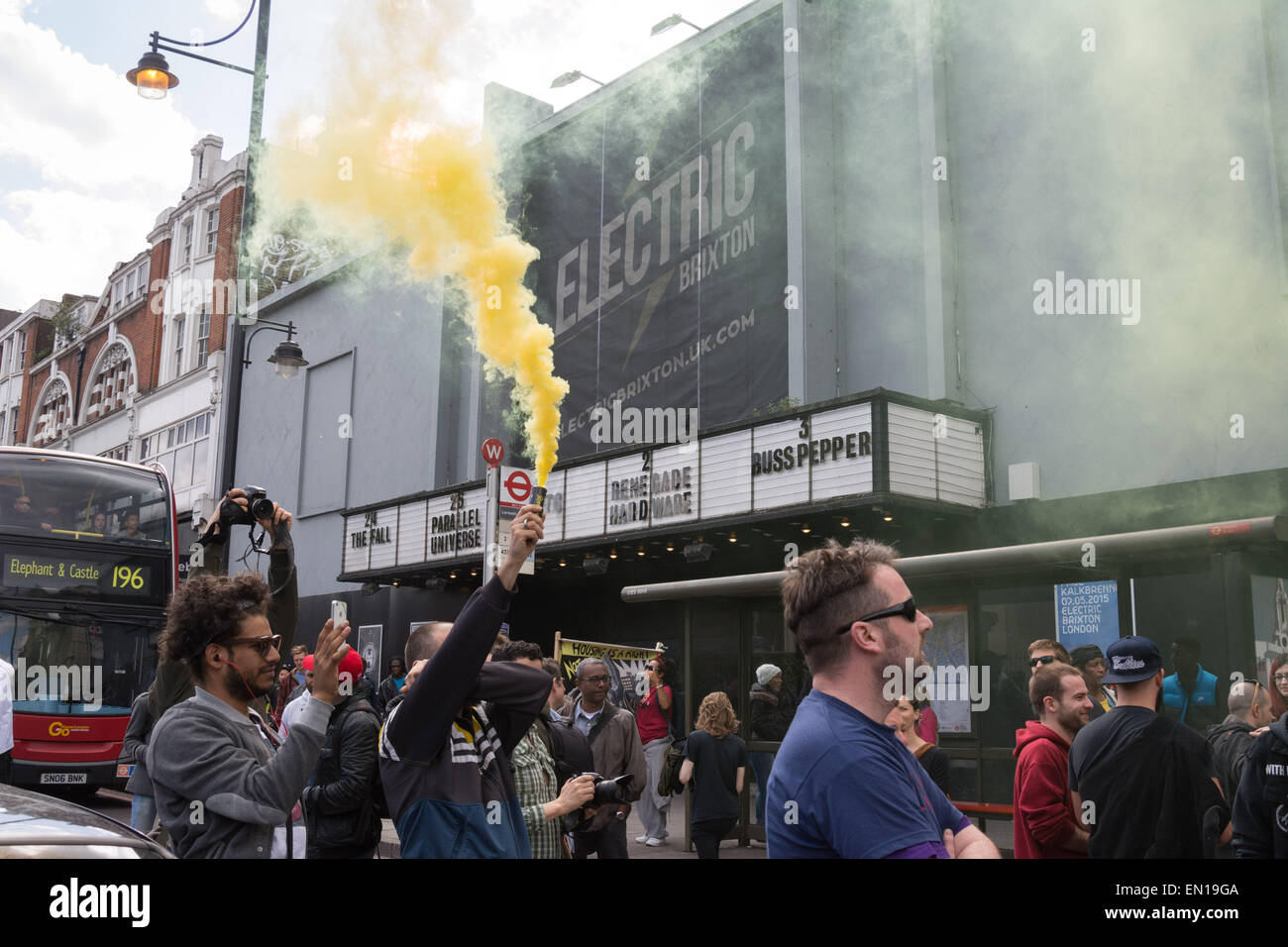 Brixton, Londres, 25 avril 2015 un manifestant allume une fusée de détresse à l'extérieur de la bouilloire Brixton comme anti-gentrification manifestants mars à Brixton à Londres. Credit : Patricia Phillips/Alamy Live News Banque D'Images