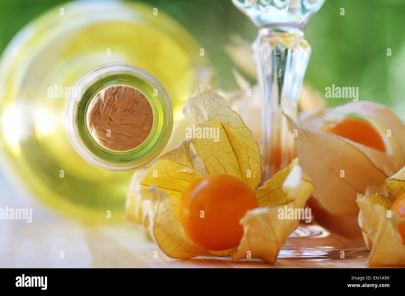 Bouteille de vin blanc et physalis fruits Banque D'Images