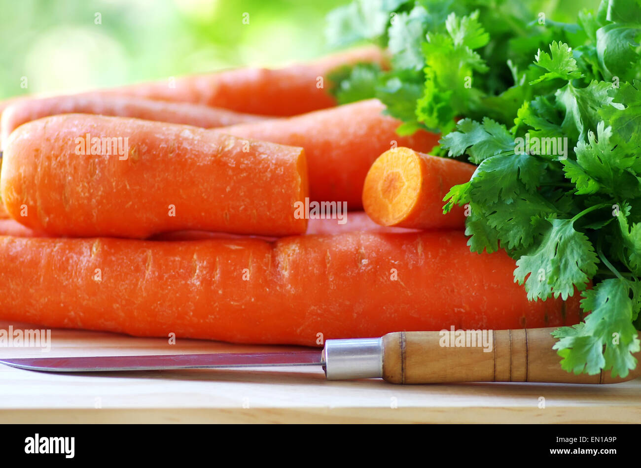 Préparation d'une salade de carottes et de coriandre Banque D'Images