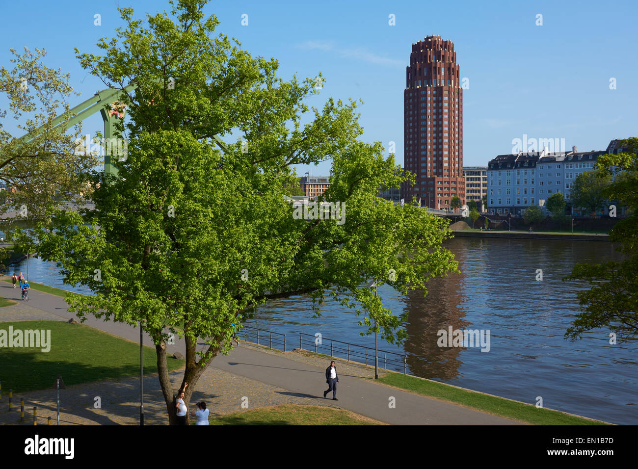 Frankfurt am Main - Rivière avec tour de l'hôtel Banque D'Images