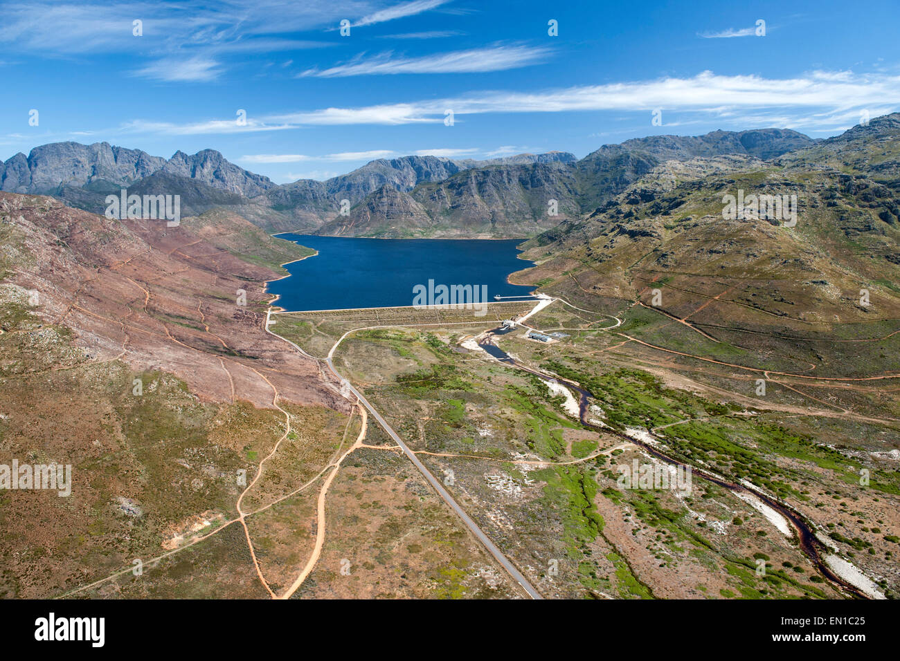Barrage de la rivière Berg et les montagnes Hottentots Holland près de Franschhoek dans la région de Western Cape, Afrique du Sud. Banque D'Images