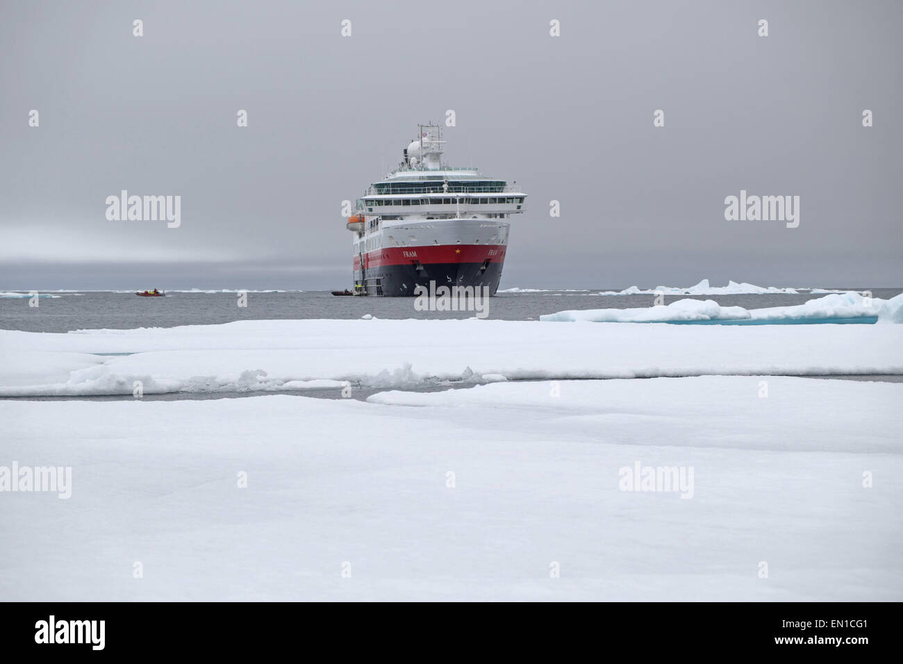 Bateau de croisière arctique mv fram au bord de la glace polaire du nord, août 2014, l'océan Arctique au nord de Spitzberg, Svalbard. Banque D'Images