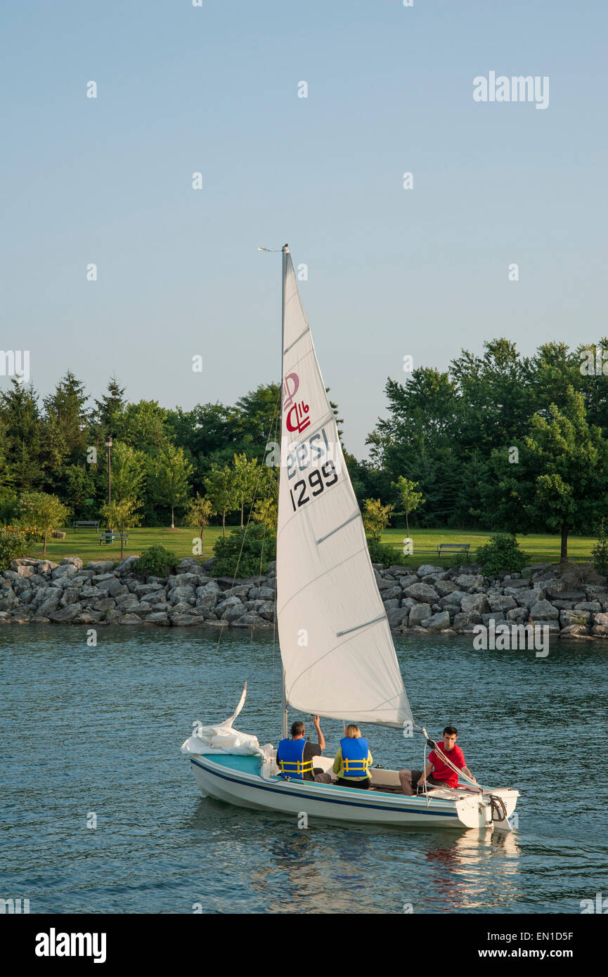 La Voile dans le lac Ontario Banque D'Images