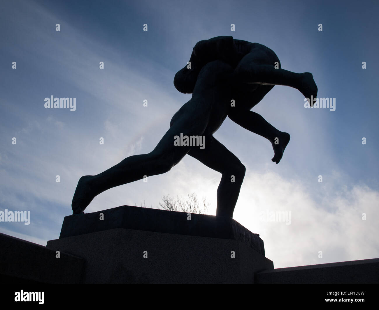 En Sculptures Vigeland retour à la lumière d'un homme soulevant une autre pendant un combat. Banque D'Images