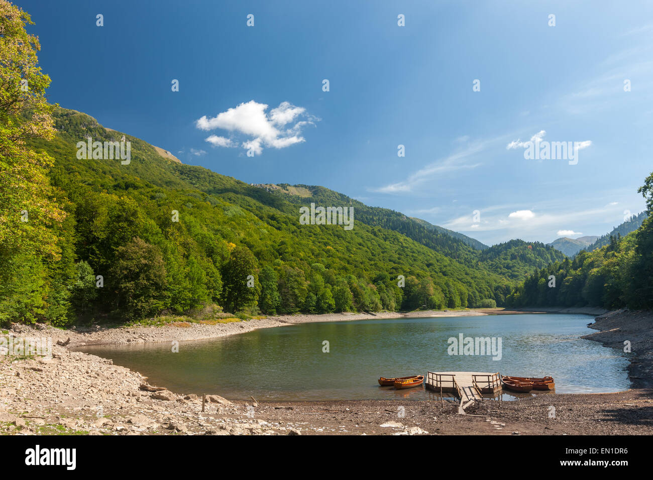 Petit lac et montagne dans le parc national de Durmitor Banque D'Images