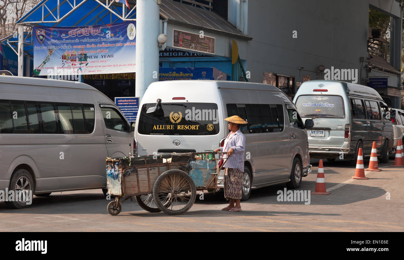 Chiang Rai, Mae Sae, poste frontière avec la Birmanie, Myanmar. Le nord de la Thaïlande. Le trafic important la queue pour traverser le nord dans le Myanmar Banque D'Images