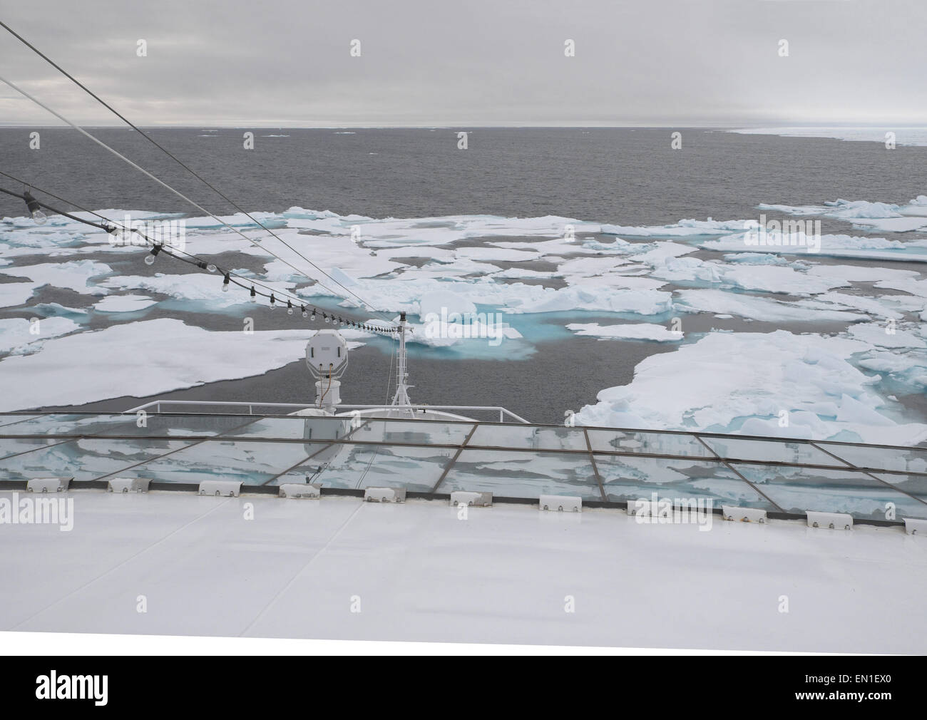 Le bord de l'inlandsis polaire du nord arctique vu de bateau de croisière mv fram, août 2014, l'océan Arctique au nord de Spitzberg, Svalbard Banque D'Images