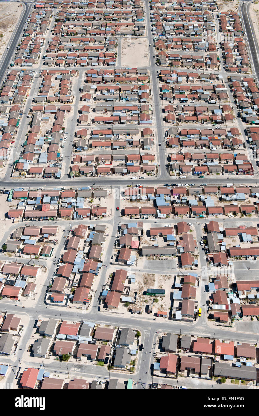 Vue aérienne de l'habitation et la banlieue de Delft, dans la région de Cape Flats de Cape Town, Afrique du Sud. Banque D'Images
