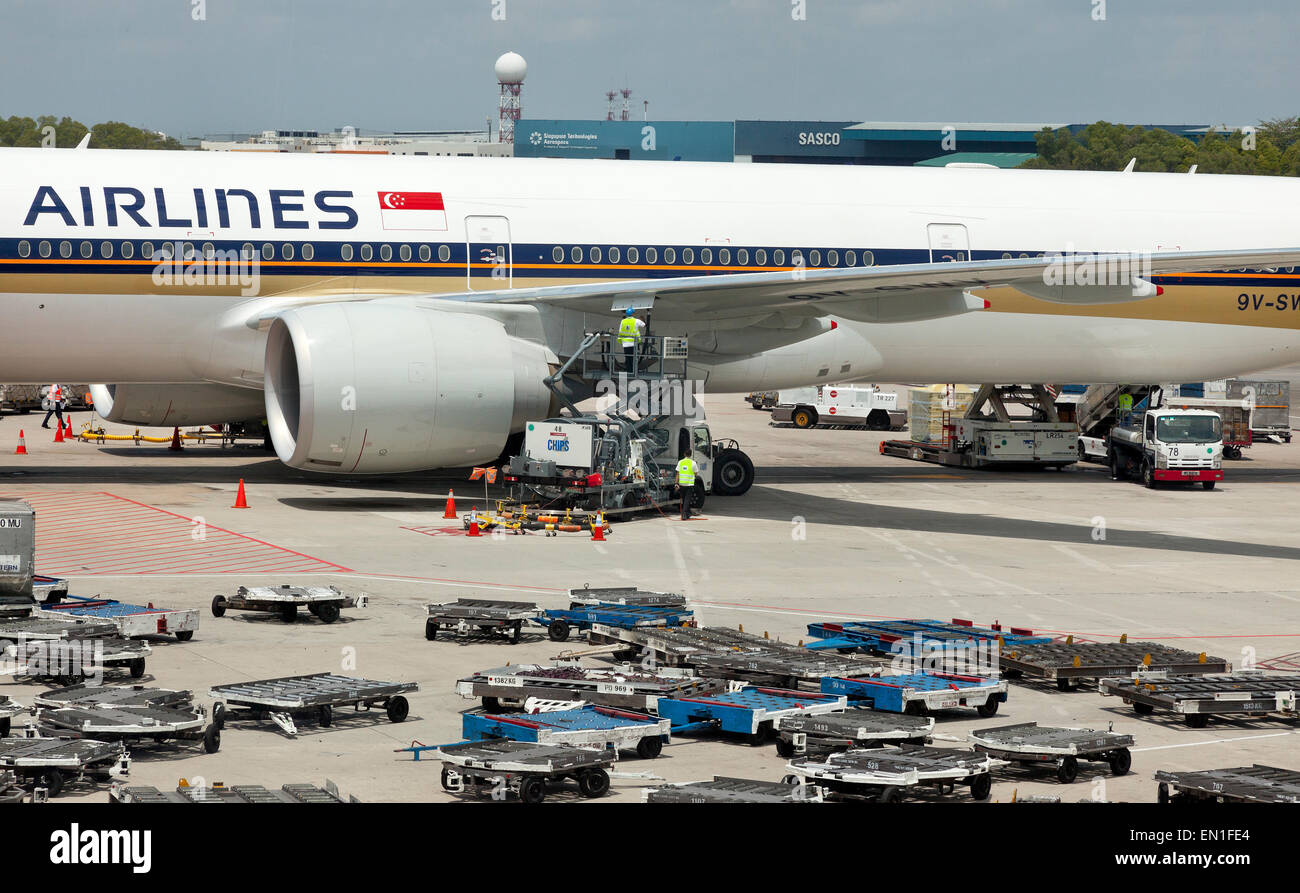 Alimentation en carburant avion jet passagers camion, airport service, approvisionnement en carburant Banque D'Images