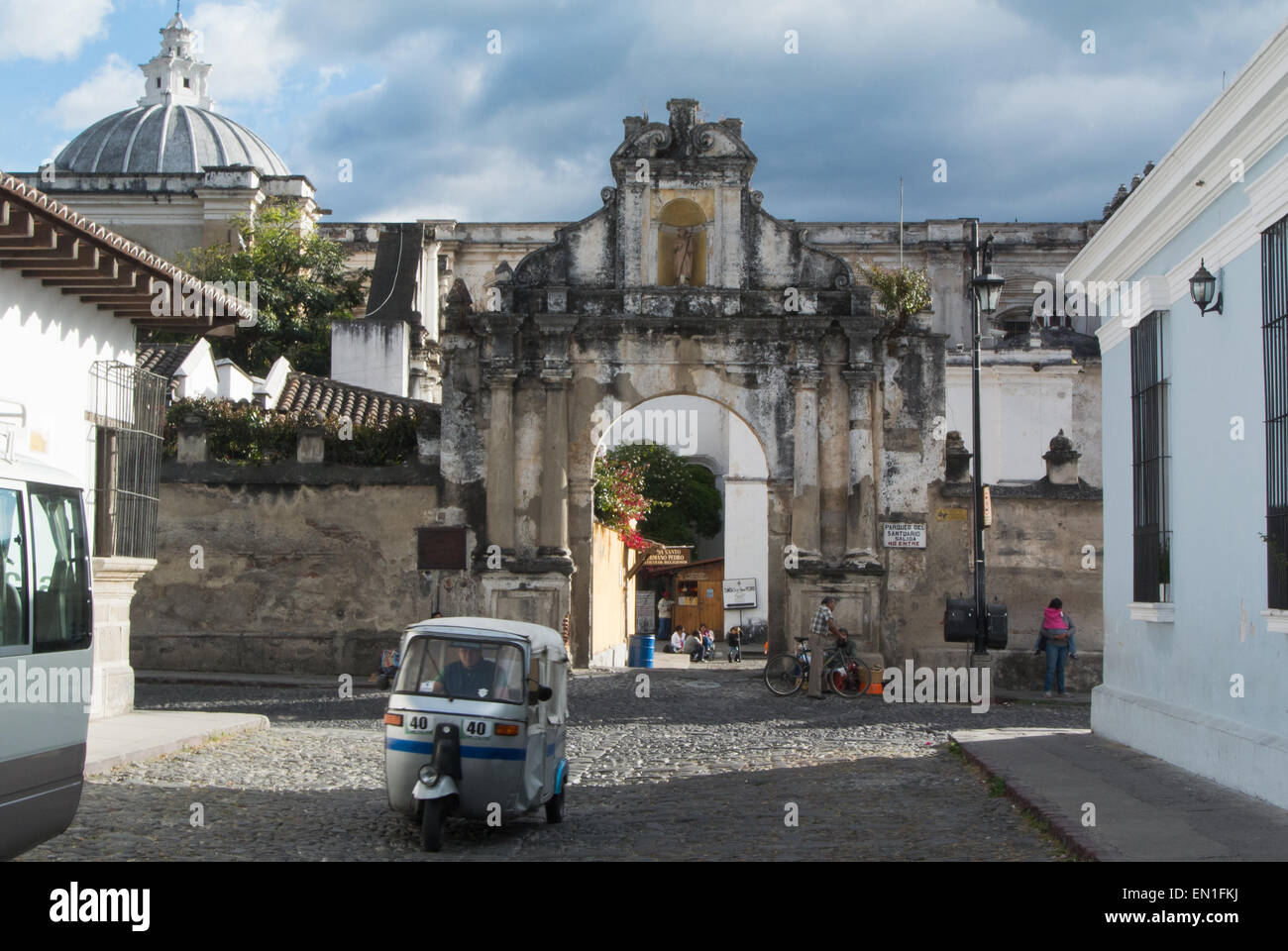 Tuk Tuk en face de l'Eglise de San Francisco, La Antigua, Guatemala, l'UNESCO Banque D'Images