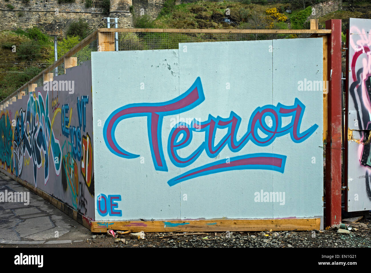 Le mot "terrorisme" peint sur des planches autour d'un bâtiment dans la zone site canongate d'Édimbourg. Banque D'Images