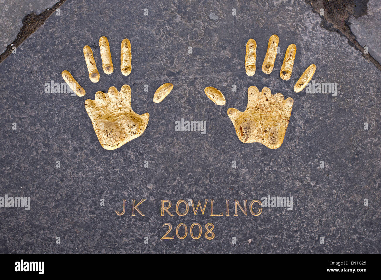La main imprime de JK Rowling, reproduit sur une dalle dans la ville Chambers quadrangle. Edinburgh Award Winner 2008. Banque D'Images