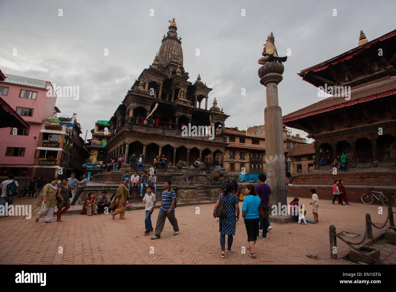 Les gens errent autour de Durbar Square également connu sous le nom de Basantapur Banque D'Images