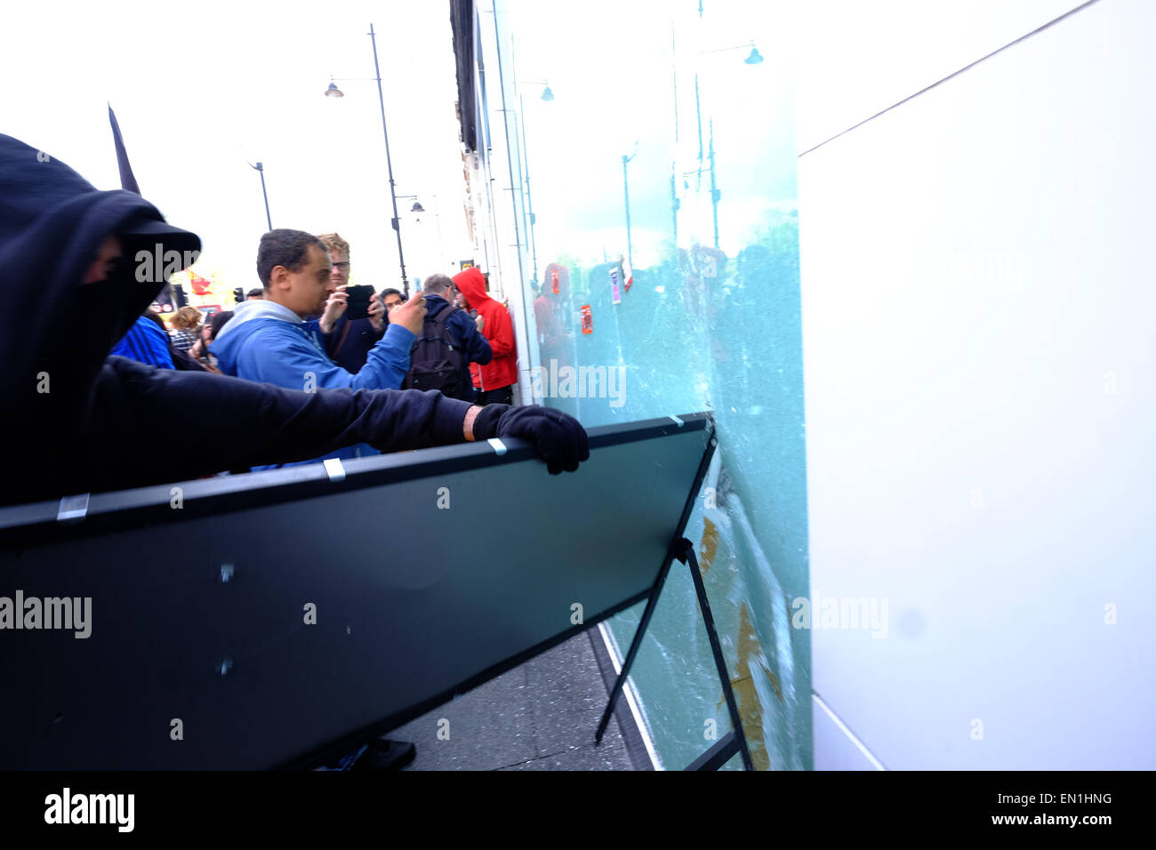 Londres, Royaume-Uni. Apr 25, 2015. Une marche contre l'embourgeoisement à Brixton ont tourné à la violence avec les manifestants d'assaut l'hôtel de ville et puis la fenêtre de Smashing Foxtons Estate agents. La grande quantité d'expulsions de logement social dans les zones locales a causé beaucoup de ressentiment. Megawhat Crédit : Rachel/Alamy Live News Banque D'Images
