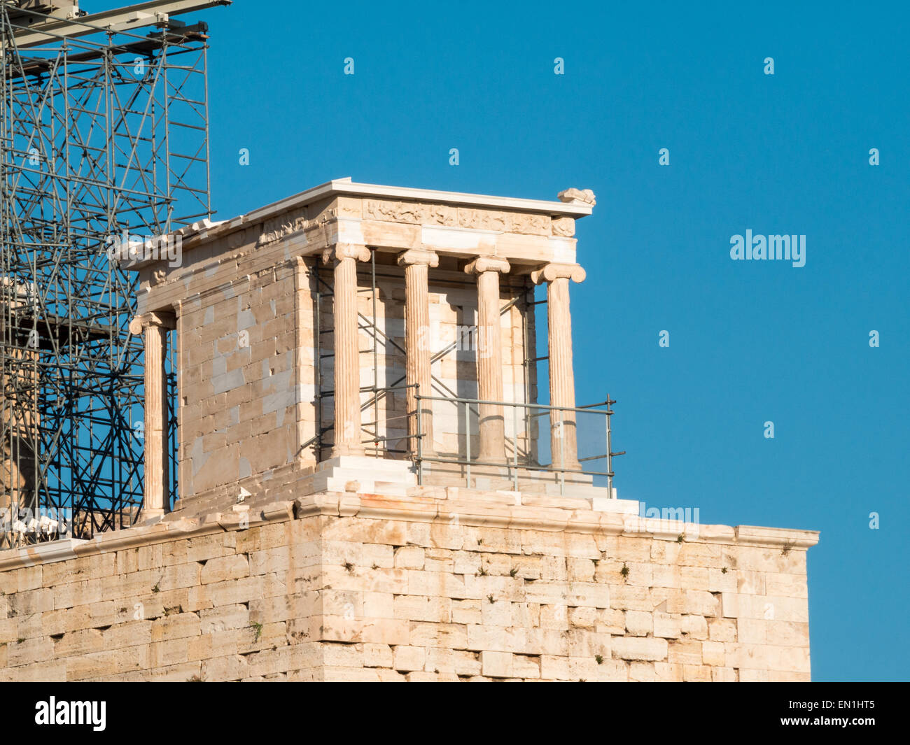 Le contraste entre la pierre du Temple d'Athéna Nike et le ciel bleu Banque D'Images