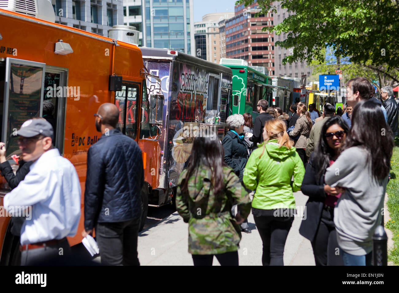 Les camions de nourriture s'alignent sur une rue urbaine - Washington, DC USA Banque D'Images