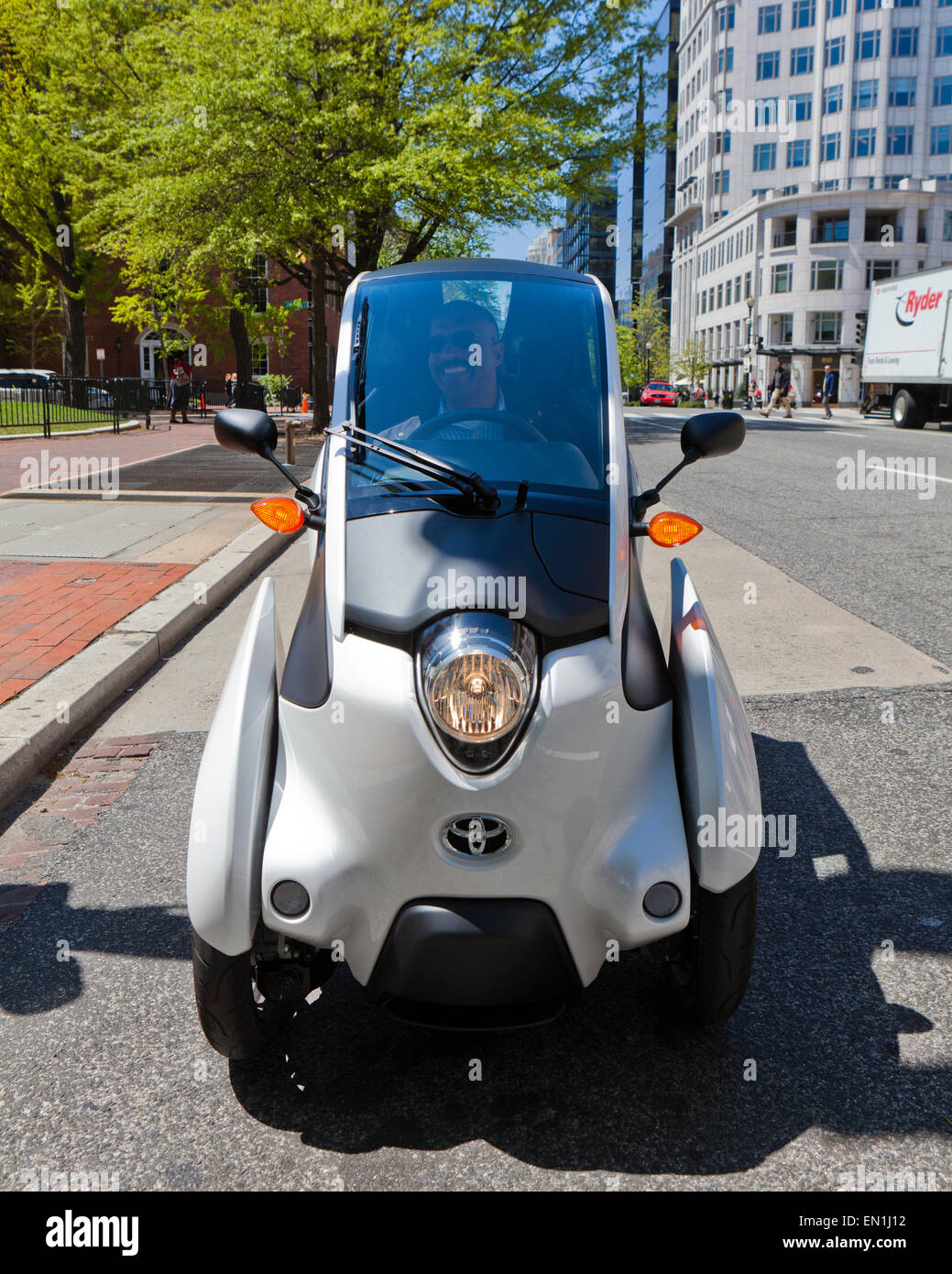 Toyota i-Road concept car (3) EV à roues sur route - Washington, DC USA Banque D'Images