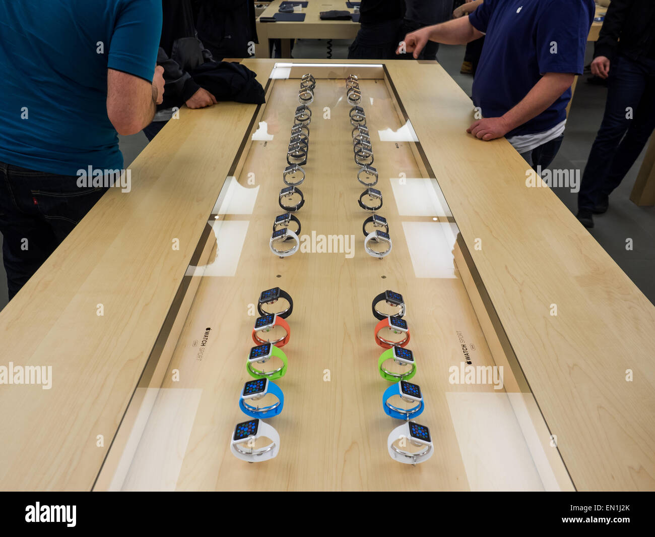 TORONTO, CANADA - 10 avril 2015 : une gamme de nouveaux Apple Regarder s'asseoir le magasin de vente au détail. Apple commence à le regarder Apple pré-commande au Canada ce jour. Banque D'Images