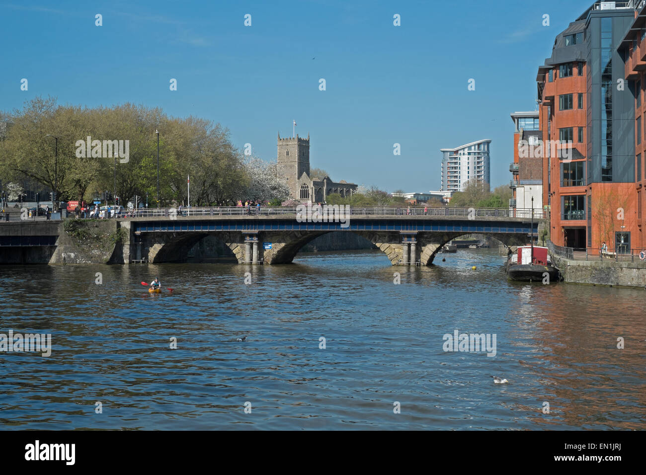 Pont de Bristol, Bristol, Angleterre. Cabot Circus et les ruines de l'église de Saint Pierre sont visibles en arrière-plan. Banque D'Images