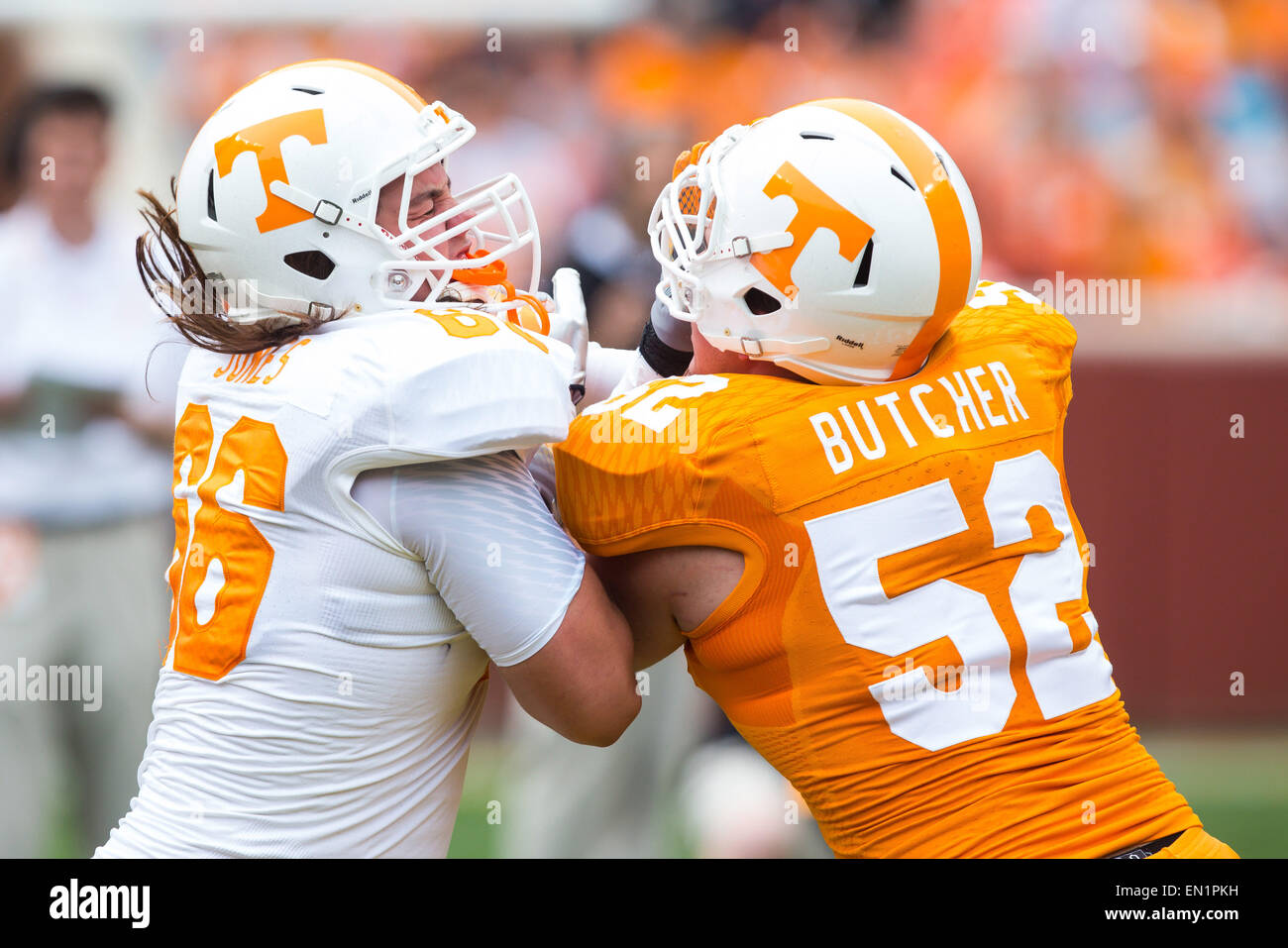 25 avril 2015 : Andrew Butcher # 52 et # 66 Jack Jones bataille au cours de l'Université du Tennessee scrimmage intrasquad Orange et Blanc au Stade de Neyland à Knoxville, TN Banque D'Images