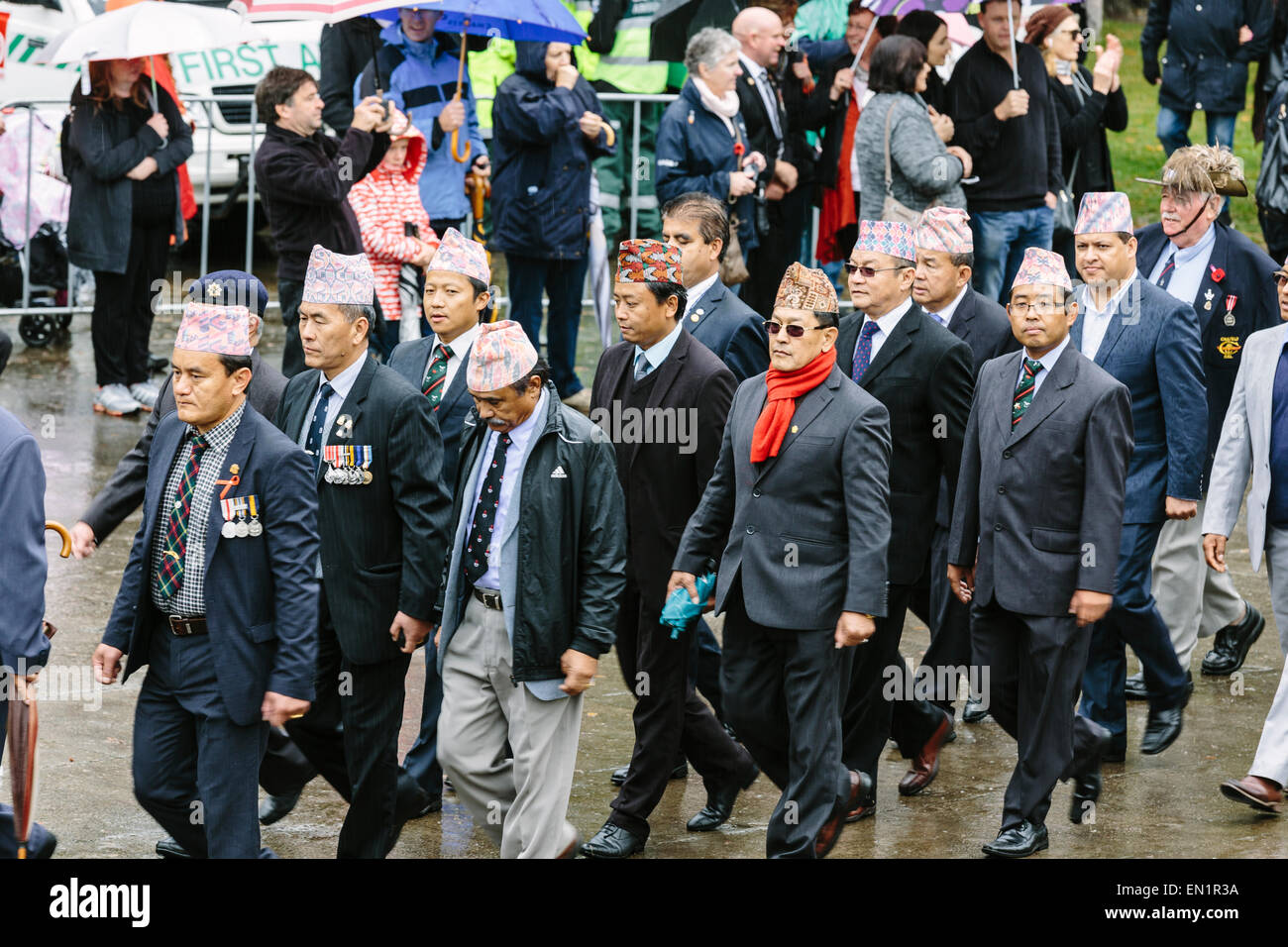 Melbourne, Australie. 25 avril 2015. Anciens combattants Gurkhas de brigade. L'Anzac Day de mars et vétéran des militaires et leurs descendants, de Princes Bridge au culte du souvenir, par temps de pluie. L'Anzac Day de cette année marque le centenaire de l'atterrissage de Gallipoli ANZAC et soldats alliés en Turquie le 25 avril 2015. Banque D'Images
