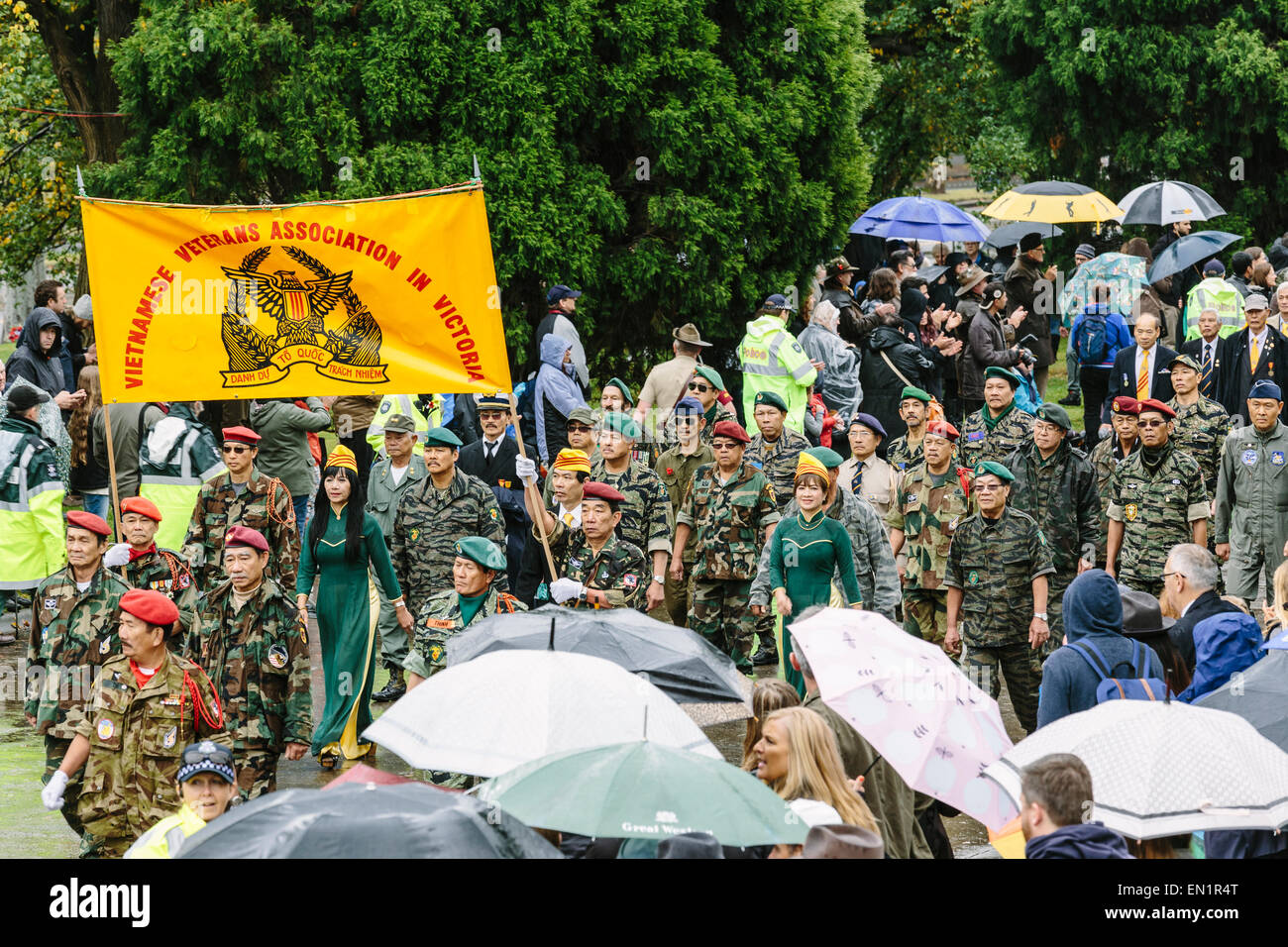 Melbourne, Australie. 25 avril 2015. L'Association des anciens combattants vietnamiens. L'Anzac Day de mars et vétéran des militaires et leurs descendants, de Princes Bridge au culte du souvenir, par temps de pluie. L'Anzac Day de cette année marque le centenaire de l'atterrissage de Gallipoli ANZAC et soldats alliés en Turquie le 25 avril 2015. Banque D'Images