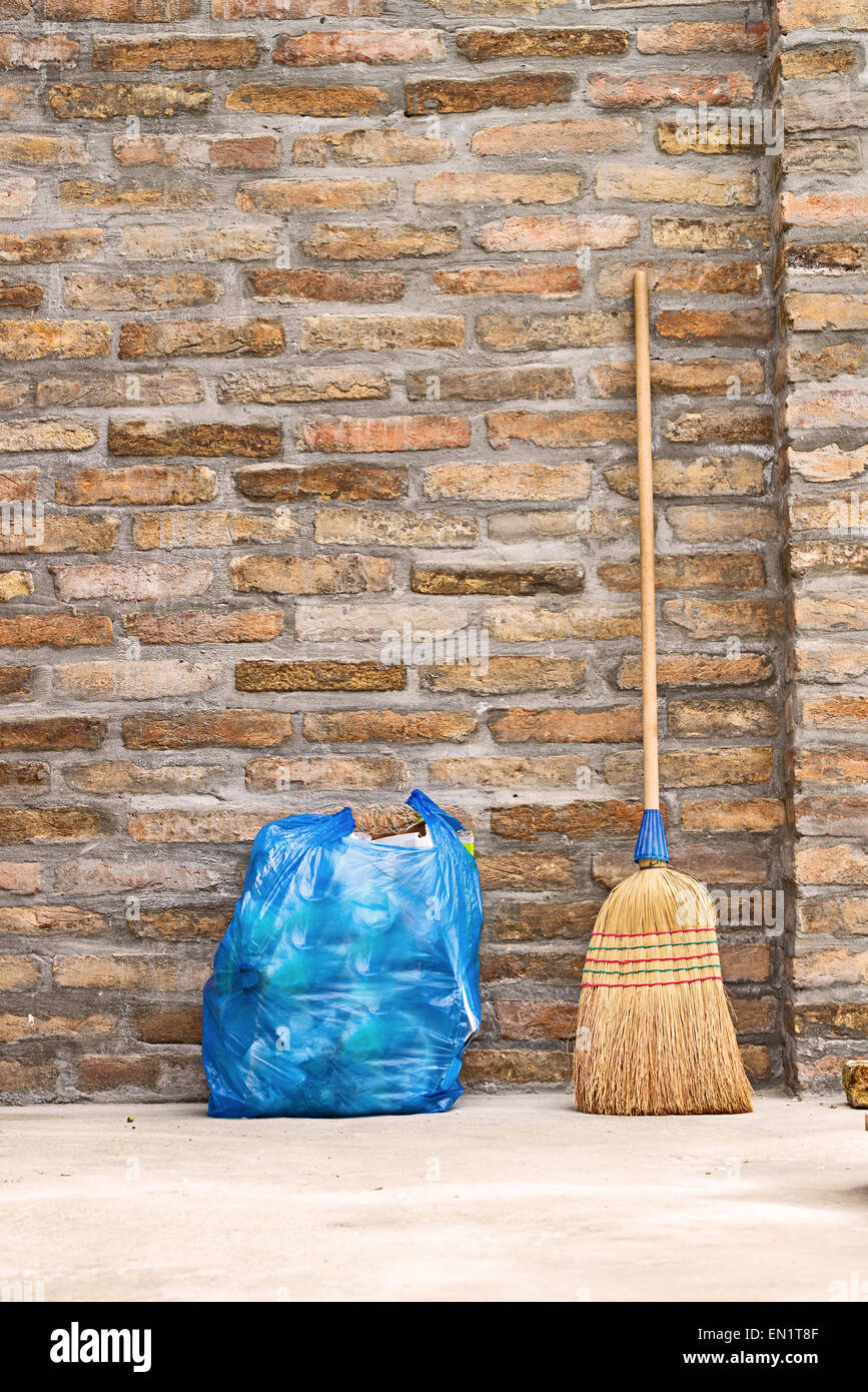 Balai ménage utilisé pour l'étage et de nettoyage de la poussière sac poubelle en plastique bleu, vertical Banque D'Images