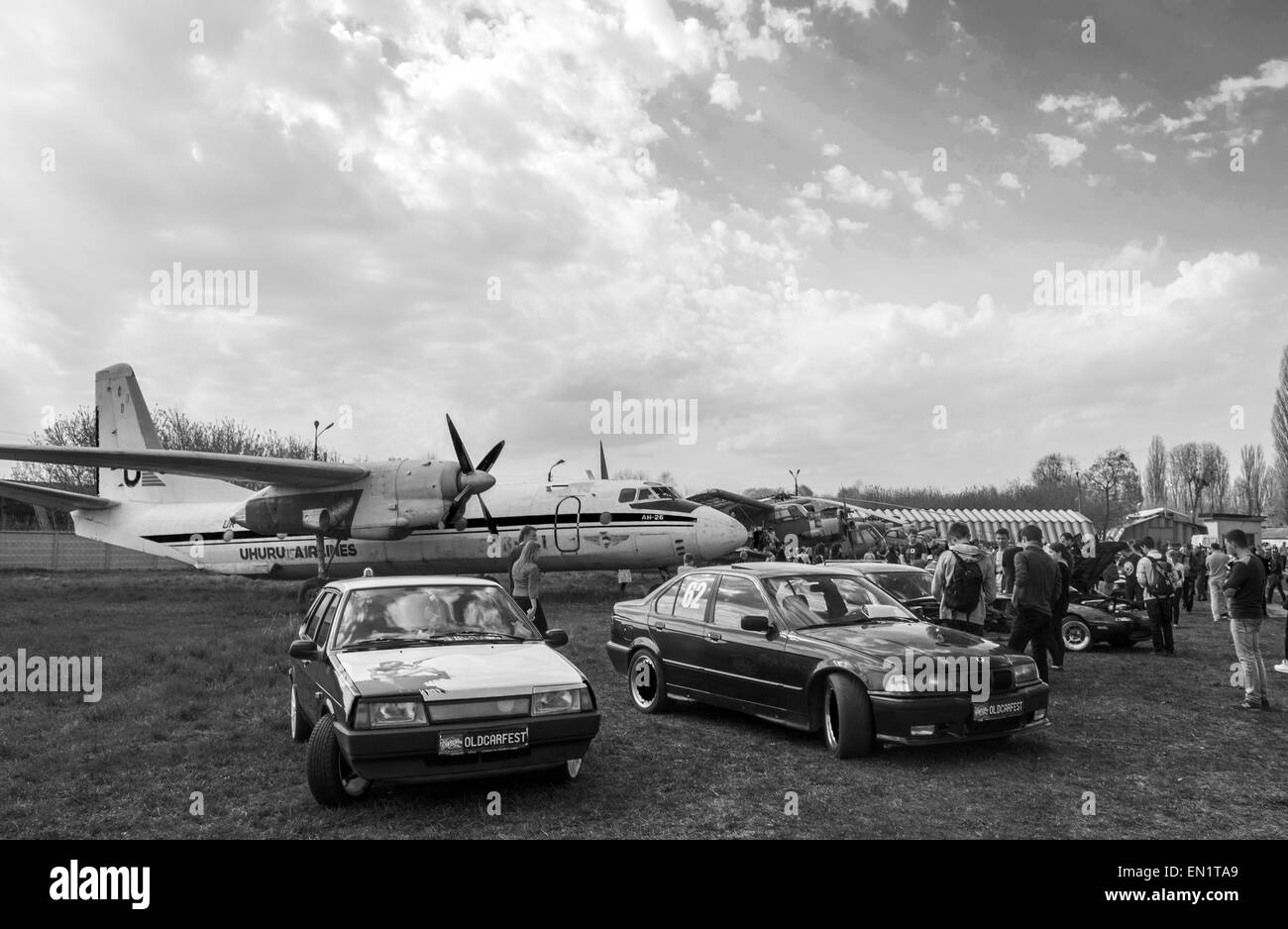 25 avril 2015 - Sports Cars -- Le OldCarFest rétro voitures rétro est le plus grand festival tenu à Kiev, et couvre l'État du musée de l'Aviation. Plus de 300 voitures sont impliquées dans ce projet et plus de 20 mille visiteurs sont attendus. © Igor Golovniov/ZUMA/Alamy Fil Live News Banque D'Images