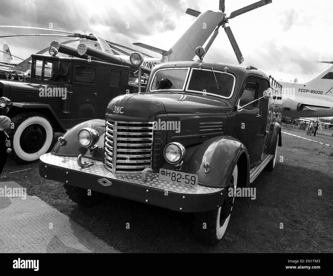 25 avril 2015 - Camion ZIS -- Le OldCarFest rétro voitures rétro est le plus grand festival tenu à Kiev, et couvre l'État du musée de l'Aviation. Plus de 300 voitures sont impliquées dans ce projet et plus de 20 mille visiteurs sont attendus. © Igor Golovniov/ZUMA/Alamy Fil Live News Banque D'Images