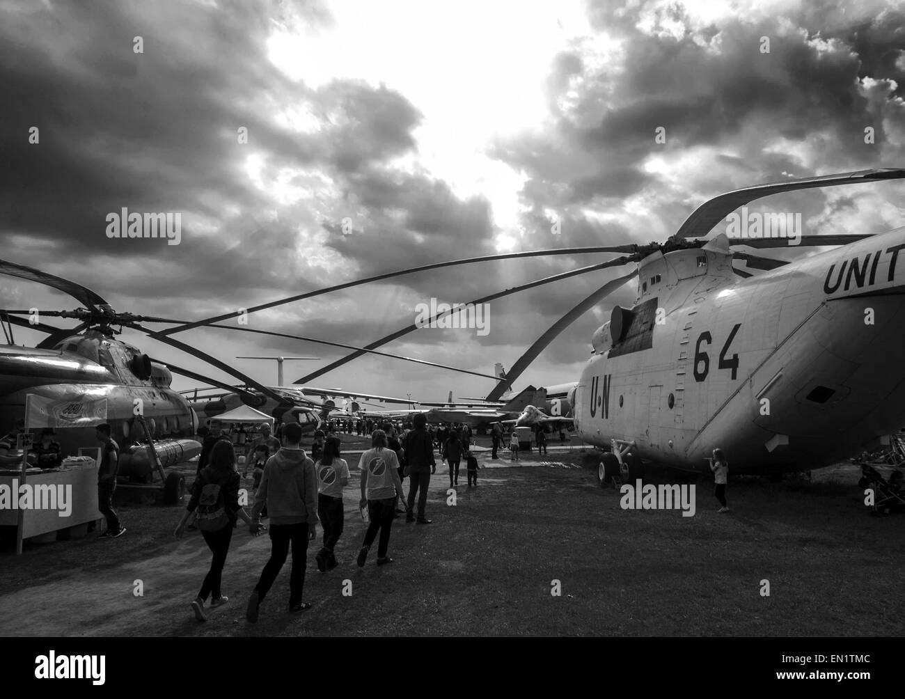 25 avril 2015 - les gens à pied entre hélicoptères -- Le OldCarFest rétro voitures rétro est le plus grand festival tenu à Kiev, et couvre l'État du musée de l'Aviation. Plus de 300 voitures sont impliquées dans ce projet et plus de 20 mille visiteurs sont attendus. © Igor Golovniov/ZUMA/Alamy Fil Live News Banque D'Images