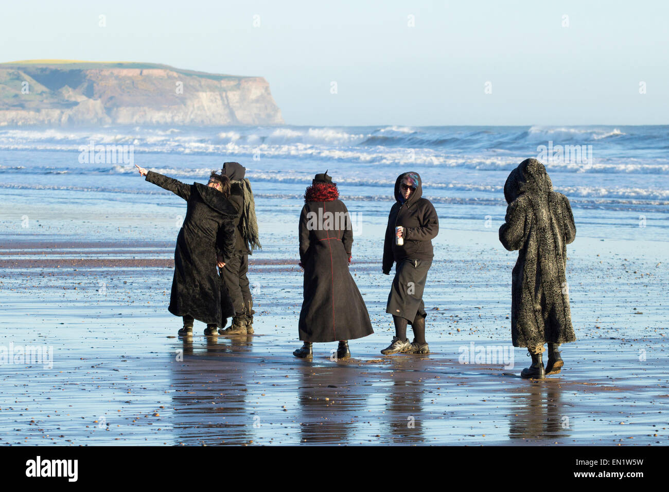 Dimanche, 26 avril 2015, Whitby, North Yorkshire, Angleterre, Royaume-Uni. Goths à Whitby Goth festival, faites une promenade sur la plage au lever du soleil avant d'goint au lit sur une claire et fraîche dimanche matin à Whitby. Credit : ALANDAWSONPHOTOGRAPHY/Alamy Live News Banque D'Images