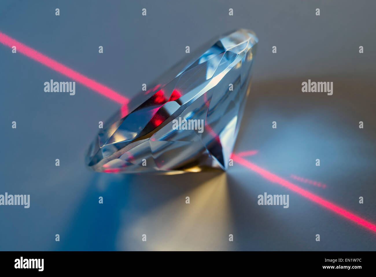 Libre d'un faisceau laser sur un cristal taillé dans un diamant Banque D'Images