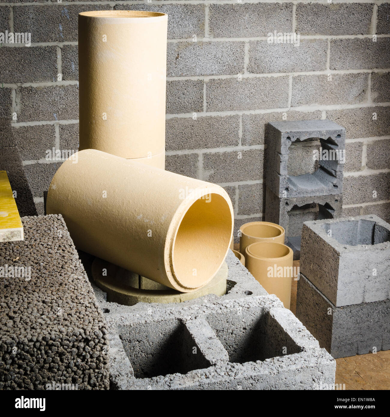 Construction modulaire de cheminée en céramique dans la chambre Photo Stock  - Alamy