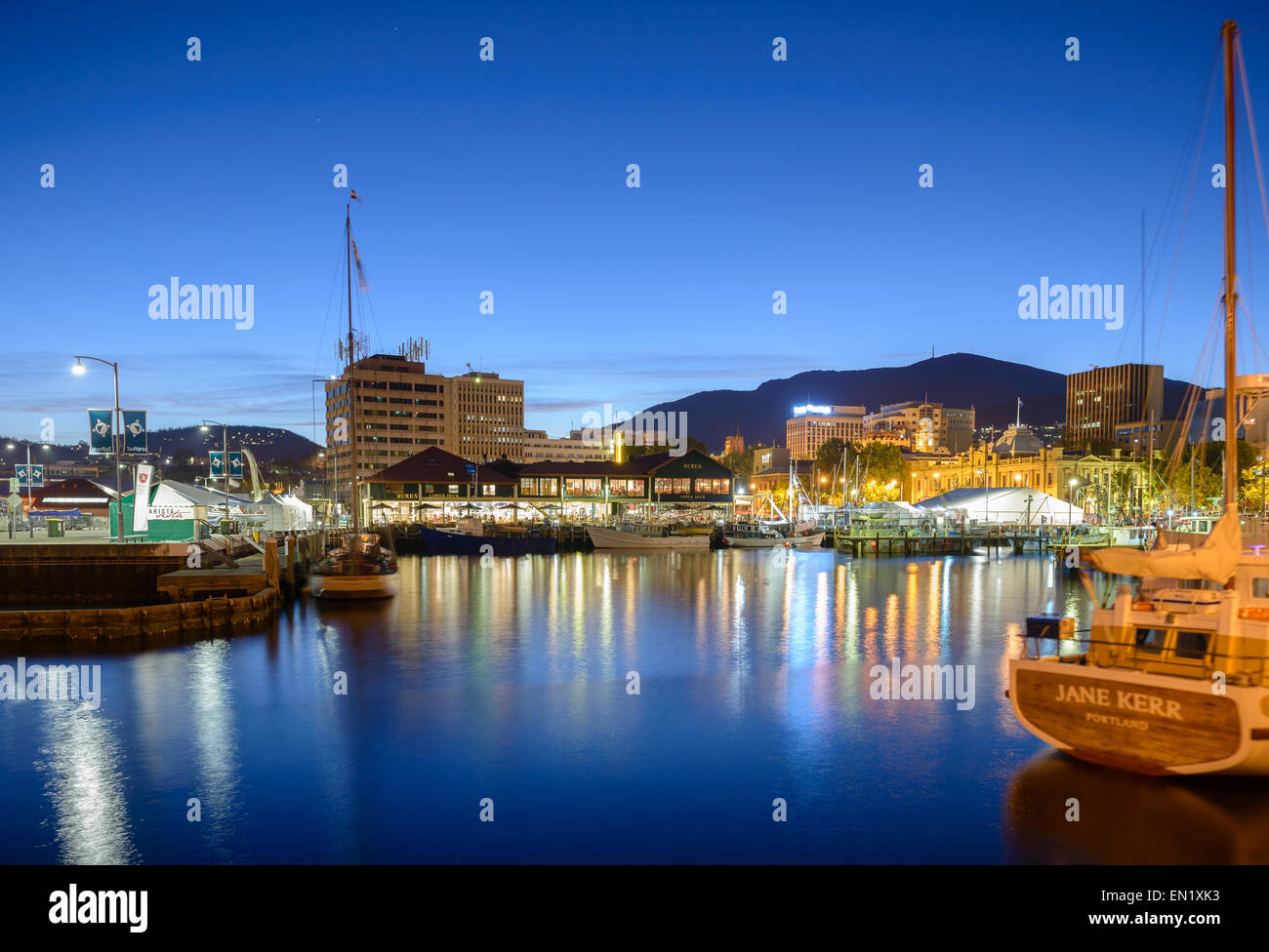 Front de mer de Hobart la nuit avec Mount Wellington en arrière-plan Banque D'Images