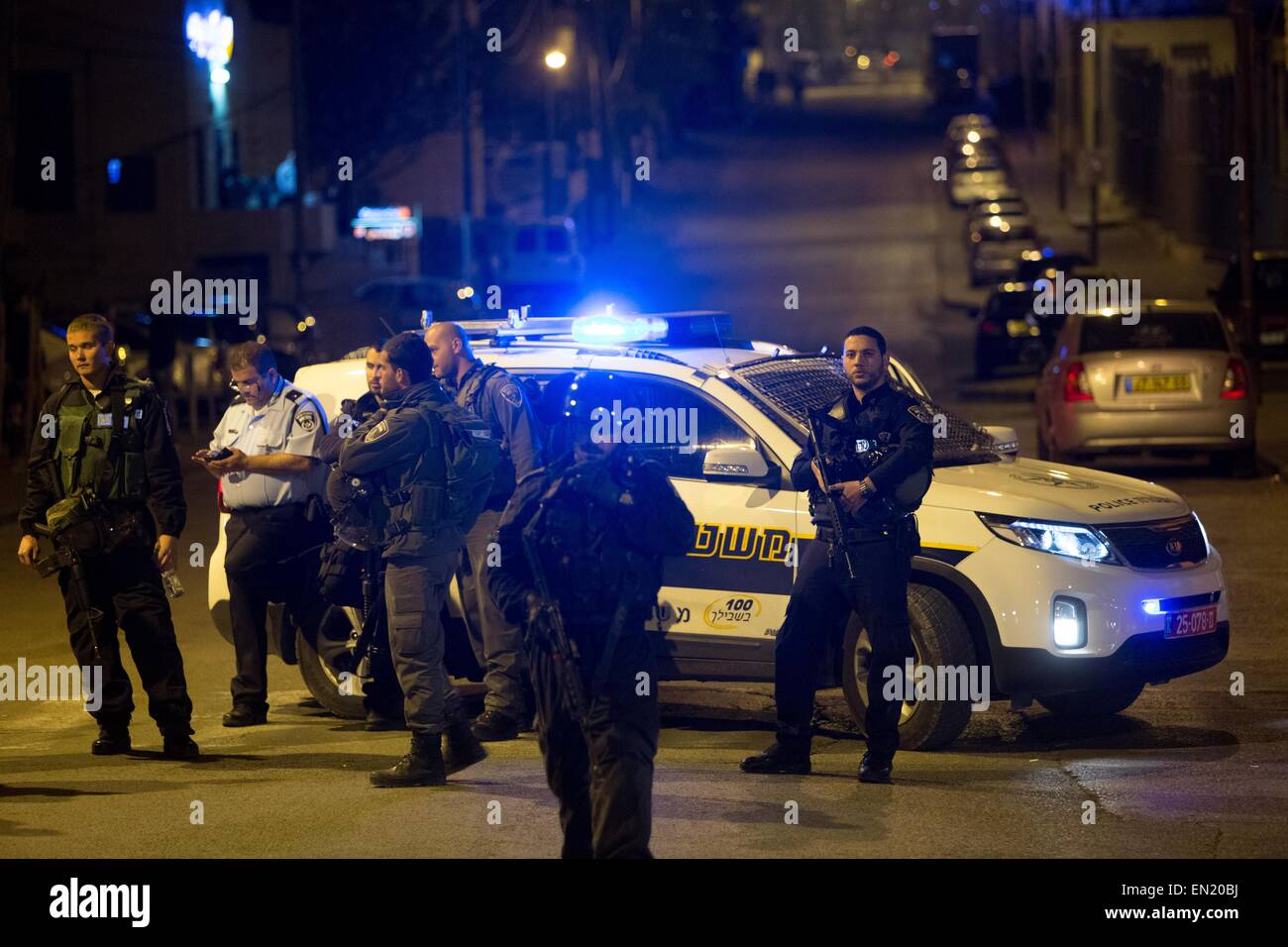 (150426) -- JÉRUSALEM, 26 avril 2015 (Xinhua) -- La Police israélienne montent la garde sur la scène où plusieurs policiers ont été blessés par un Palestinien près de le quartier arabe de A-Tur à Jérusalem-Est, le 25 avril 2015. Trois policiers israéliens ont été blessés samedi soir lorsqu'un Palestinien a conduit sa voiture dans un groupe de policiers à Jérusalem-Est, les responsables israéliens ont dit. (Xinhua/JINI) Banque D'Images