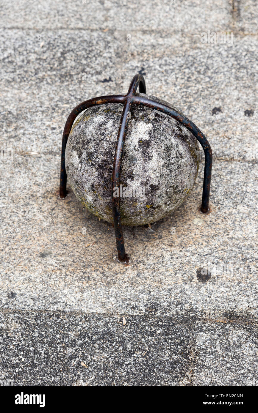 Stone ball attaché avec des barres de fer Banque D'Images