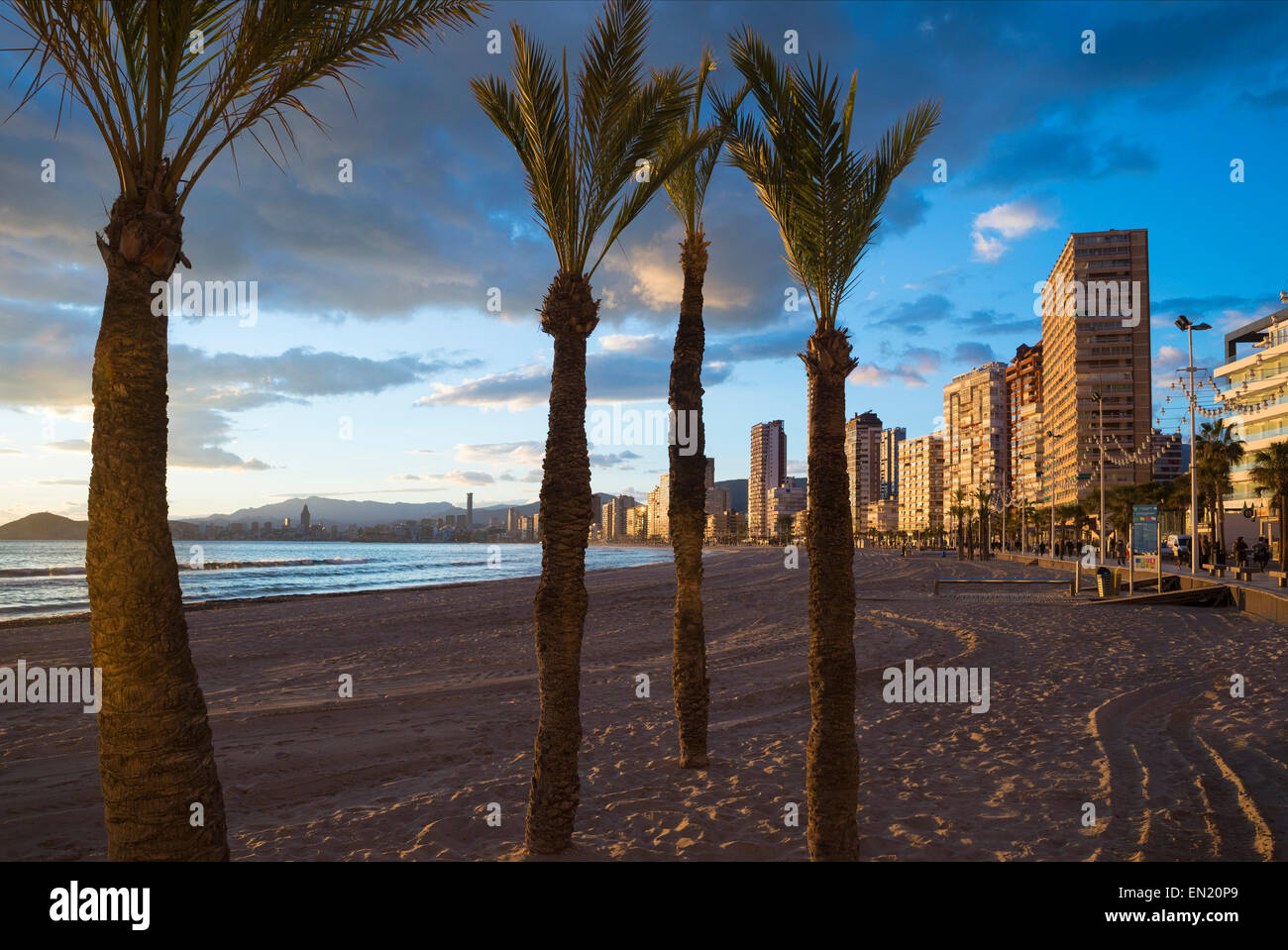 Coucher du soleil sur la plage de Benidorm, Alicante, Espagne Banque D'Images