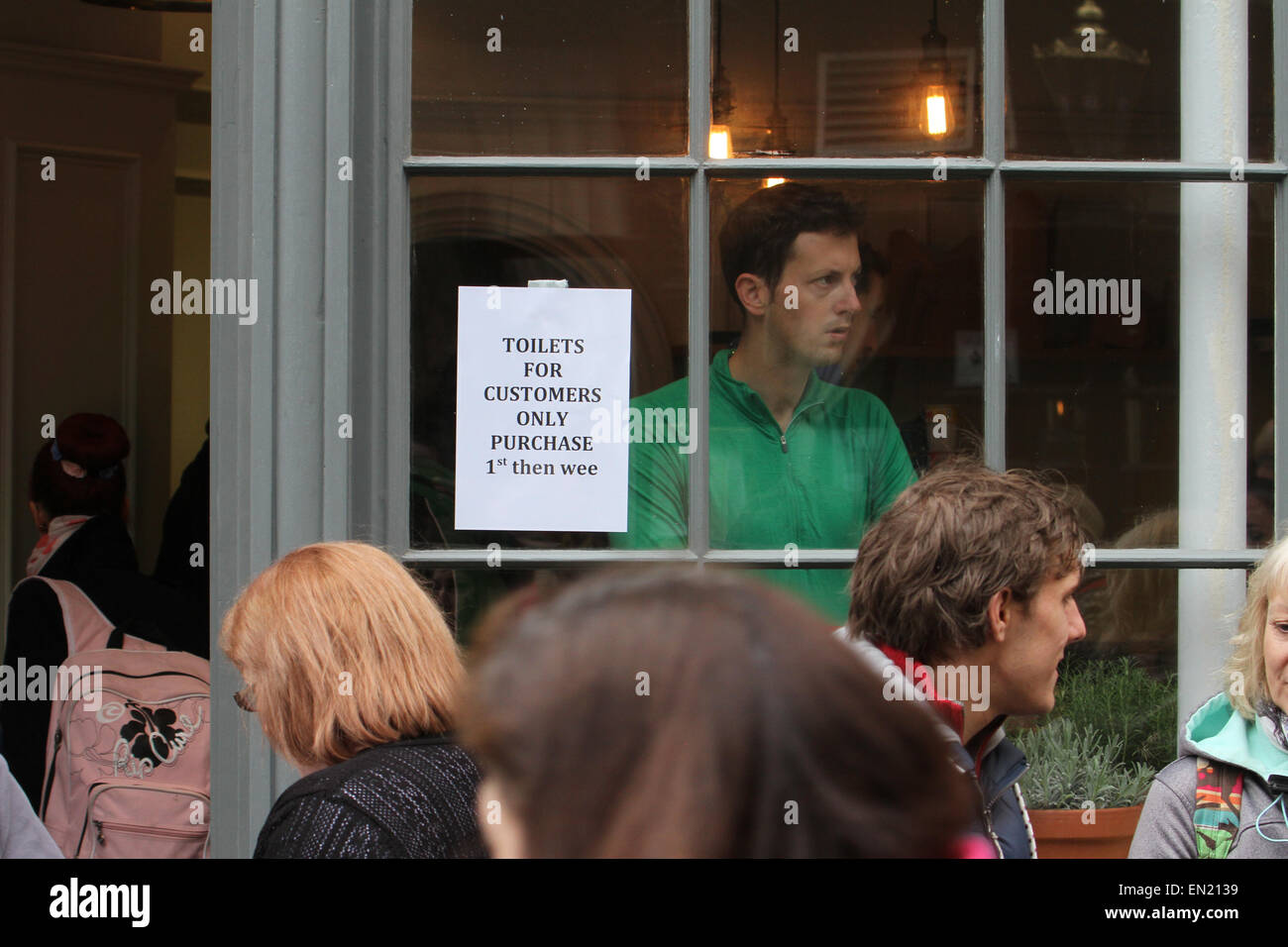 ​​London, UK. 26 avril 2015. Inscrivez-​A sur un magasin à Greenwich en avance sur le marathon. Hundreds​ ​Undertake à préparer le mile​ of​ 26 exécuter le Marathon de Londres.Le​​Th 3 5 Marathon de Londres est by​ Money​ liens sponsorisés vierge et détient le record mondial Guinness comme étant le plus grand événement annuel de collecte de fonds dans le world​. Records​ cours sont 2:04:29 (2014) Kipsang​ and​ Wilson sur le women's : 2:15:25 (2003) Paula Radcliffe.​ ​ Photo : David Mbiyu Crédit : david mbiyu/Alamy Live News Banque D'Images