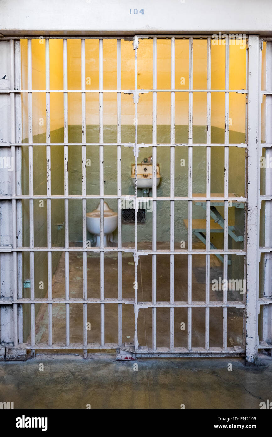 Vue à l'intérieur du pénitencier d'Alcatraz prison cell montrant un minimum d'installations Banque D'Images